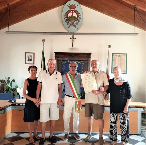 La famiglia Sammarone da oltre 55 anni in vacanza a Pietra Ligure: l'omaggio dell'amministrazione comunale (FOTO) La famiglia Sammarone da oltre 55 anni in vacanza a Pietra Ligure: l'omaggio dell'amministrazione comunale (FOTO)