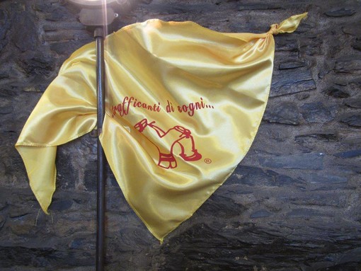 Albenga, Fausto Vignola porterà alla Parigi Dakar il foulard dei "Fieui di Caruggi" Albenga, Fausto Vignola porterà alla Parigi Dakar il foulard dei "Fieui di Caruggi"