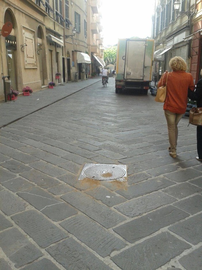 Albenga, problemi con la fogna in via Medaglie d’Oro e nel centro storico