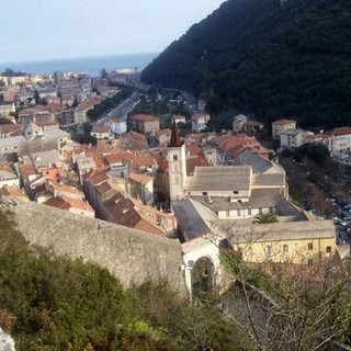 Finale Ligure pulisce il borgo, l'assessore Guzzi: "A breve il nuovo arredo urbano" Finale Ligure pulisce il borgo, l'assessore Guzzi: "A breve il nuovo arredo urbano"