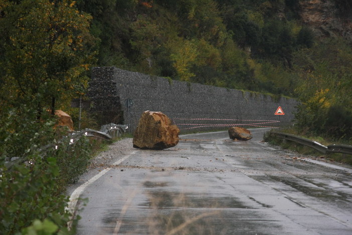 Cosseria: la frana invade completamente l'alveo del rio Cornareto Cosseria: la frana invade completamente l'alveo del rio Cornareto