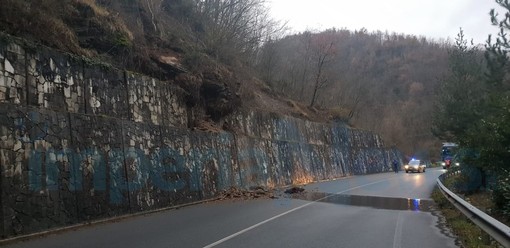 Vessalico: ancora chiusa la provinciale 453 per la frana di ieri, il Sindaco vieta l'accesso in paese ai mezzi pesanti Vessalico: ancora chiusa la provinciale 453 per la frana di ieri, il Sindaco vieta l'accesso in paese ai mezzi pesanti