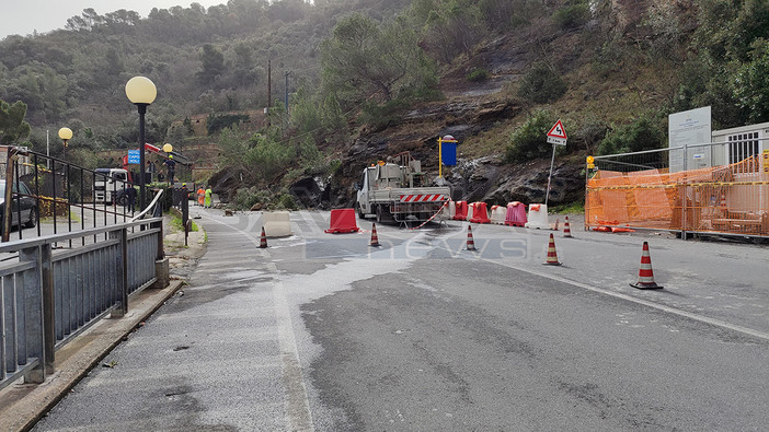 Frana a Capo Noli, dopo i primi lavori ecco il semaforo: l'Aurelia riapre a senso unico alternato