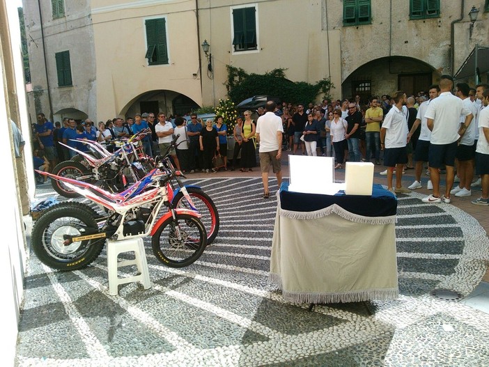 Crollo ponte: a Toirano l'addio all'imprenditore appassionato di trial: "Campione di sicurezza beffato dal destino"