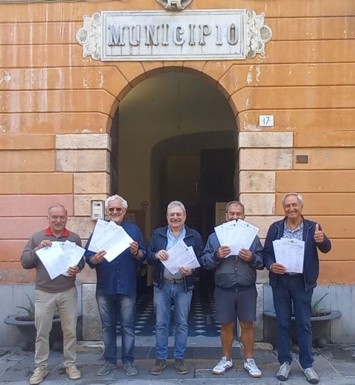 Albenga, mille firme in due ore per "piazzetta De Andrè"