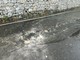 Finale Ligure, via della Pineta: asfalto spaccato, un fiume di fogna invade la strada (FOTO e VIDEO)