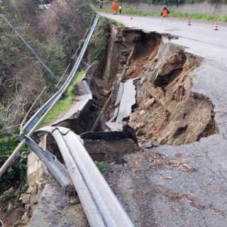 Si allarga il fronte di frana sulla Sp19 al Santuario. Provincia: "Prematuro capire se si può disporre un senso unico alternato"