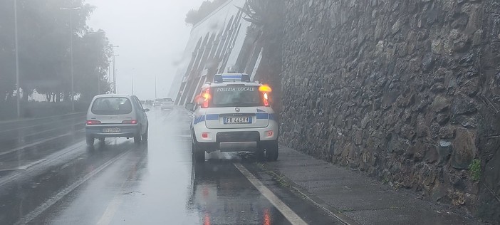 Forti piogge, allagamenti e smottamenti, intenso lavoro dei vigili del fuoco. All'opera anche la Protezione civile Forti piogge, allagamenti e smottamenti, intenso lavoro dei vigili del fuoco. All'opera anche la Protezione civile