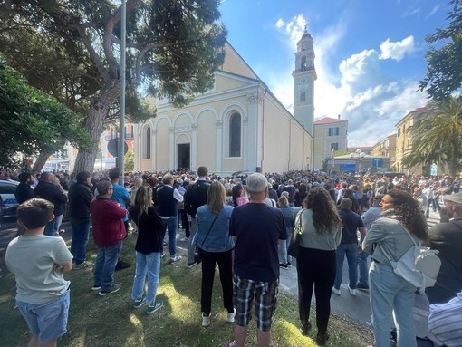 A Diano Marina ultimo saluto in musica a Valerio Abbo il cantante-albergatore morto in un incidente sulla A10