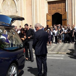 Folla a Finale per l’ultimo saluto a Giorgio Mamberto