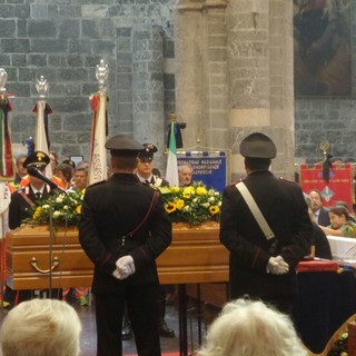 Albenga, una folla oceanica per l'ultimo saluto al Luogotenente dei Carabinieri Fulvio Pelusi