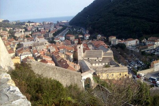 Finale Ligure pulisce il borgo, l'assessore Guzzi: "A breve il nuovo arredo urbano" Finale Ligure pulisce il borgo, l'assessore Guzzi: "A breve il nuovo arredo urbano"