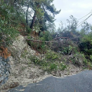 Finale, frana sulla strada de La Selva, strada interrotta. In mattinata le valutazioni sulla Sp27 verso Orco Feglino