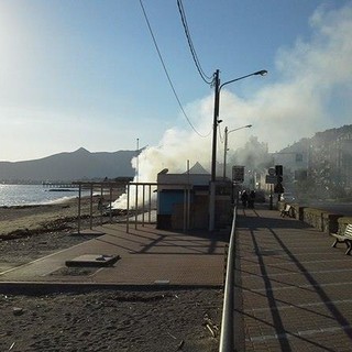 Pietra Ligure, si brucia il legname sulle spiagge. Il M5S attacca: "Scelta dannosa per la salute dei cittadini e per l’ambiente"