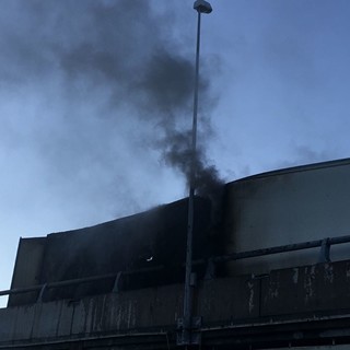 Camion bruciato ad Albisola: spento l'incendio, disagi alla circolazione (FOTO e VIDEO)