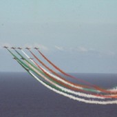 Dopo le magnifiche acrobazie nei cieli della Liguria di Ponente, Le Frecce Tricolori lasciano Villanova d’Albenga