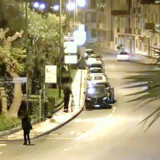 La colpisce alle spalle e le strappa la borsa: rapinatore rintracciato grazie al sistema di videosorveglianza La colpisce alle spalle e le strappa la borsa: rapinatore rintracciato grazie al sistema di videosorveglianza