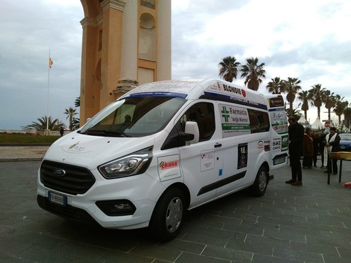 Finale Ligure presenta in piazza il minibus per il Progetto Mobilità Garantita (FOTO e VIDEO)