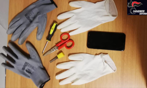 Furti nelle auto al parcheggio de "Il Gabbiano" di Savona: due giovani agli arresti