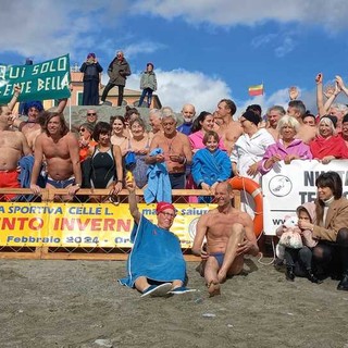 Cimento invernale e carnevale a Celle Ligure: una domenica tra tuffi in mare e sfilate colorate