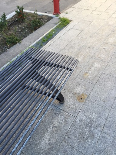 Finale, le panchine di Piazza Donatori di sangue usate come rampe dagli skater: protesta dei residenti del centro Finale, le panchine di Piazza Donatori di sangue usate come rampe dagli skater: protesta dei residenti del centro