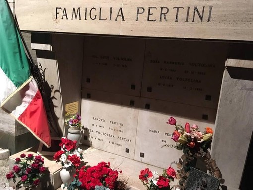 Il 2 novembre commemorazione dei defunti: un cuscino di fiori sulla tomba del Presidente Sandro Pertini
