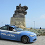 Ruba in negozio, scappa inseguito dalla titolare e si butta in mare per sfuggire alla Polizia: arrestato 42enne Ruba in negozio, scappa inseguito dalla titolare e si butta in mare per sfuggire alla Polizia: arrestato 42enne