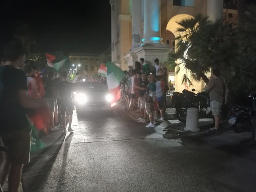 L'Italia del calcio vola in semifinale: caroselli e feste in tutta la riviera L'Italia del calcio vola in semifinale: caroselli e feste in tutta la riviera