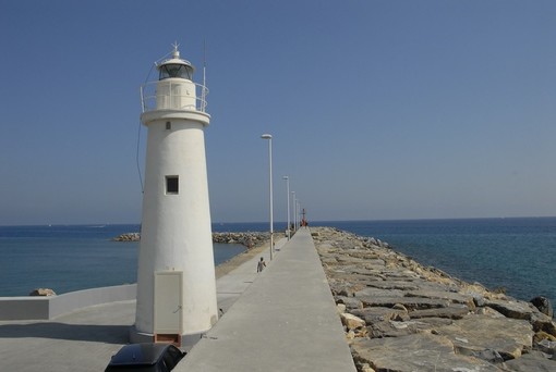 Nascerà ad Albisola la Madonnina votiva al faro bianco di Porto Maurizio: 75 anni fa il direttore dei lavori si salvò miracolosamente dall'annegamento