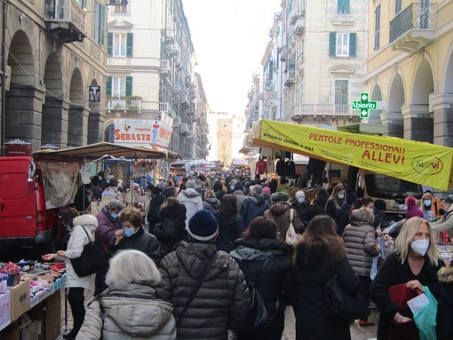 Savona, dopo un anno di stop torna la Fiera di Santa Lucia: via Paleocapa invasa da mascherine (FOTO) Savona, dopo un anno di stop torna la Fiera di Santa Lucia: via Paleocapa invasa da mascherine (FOTO)