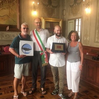 Finale Ligure: Lello Sorrentino, vincitore del "Rasoio d'oro", ospite del sindaco