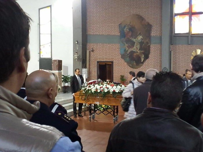 Savona, la chiesa di San Filippo Neri gremita per l'ultimo saluto al sovrintendente Raffaele Apuzzo