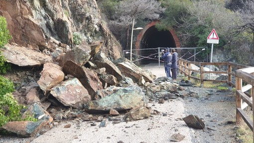 Frana in Lungomare Europa a Varazze. Il sindaco: "Massima priorità a questo intervento, mezzi al lavoro per rimuovere il materiale distaccato" Frana in Lungomare Europa a Varazze. Il sindaco: "Massima priorità a questo intervento, mezzi al lavoro per rimuovere il materiale distaccato"
