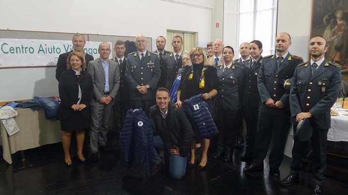 La solidarietà "legale": la Finanza dona i vestiti sequestrati al Centro Aiuto Vita Ingauno