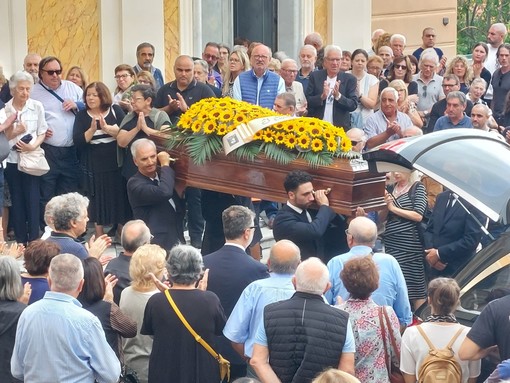 Le Albisole rendono omaggio al maestro ceramista Giovanni Poggi: "Una grande fetta della storia albisolese che se ne va"
