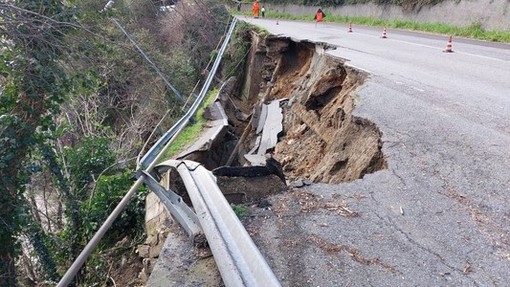 Si allarga il fronte di frana sulla Sp19 al Santuario. Provincia: "Prematuro capire se si può disporre un senso unico alternato"