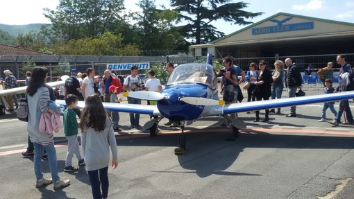 L'Air Show inizia a Villanova d'Albenga: tanti i curiosi per ammirare da vicino gli aerei