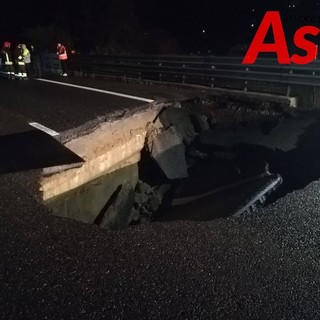 Voragine sul tratto astigiano dell’A21, autostrada chiusa in direzione Torino e lunghe code nel senso opposta