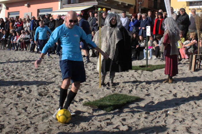 Alassio, una sfida goliardica per sostenere la Fondazione Airc: il 6 gennaio la nona edizione del "Footgolf in spiaggia" Alassio, una sfida goliardica per sostenere la Fondazione Airc: il 6 gennaio la nona edizione del "Footgolf in spiaggia"