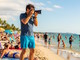 Si mette a fotografare ragazzine in spiaggia, un papà chiama i carabinieri: l'uomo si dilegua