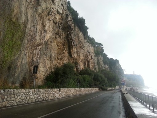 Palazzina sgomberata alle Manie per frana a Finale: famiglie evacuate almeno fino a giovedì