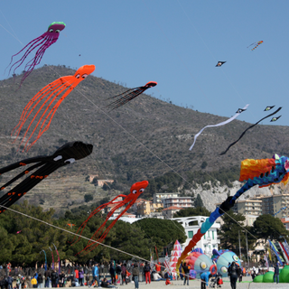 Con il Festival del Vento tornano a Spotorno gli aquiloni. Musica per … gli occhi