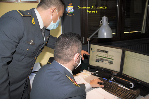 False assunzioni e contratti per ottenere permessi di soggiorno, ma anche bonus e reddito di cittadinanza: 7 persone in manette False assunzioni e contratti per ottenere permessi di soggiorno, ma anche bonus e reddito di cittadinanza: 7 persone in manette