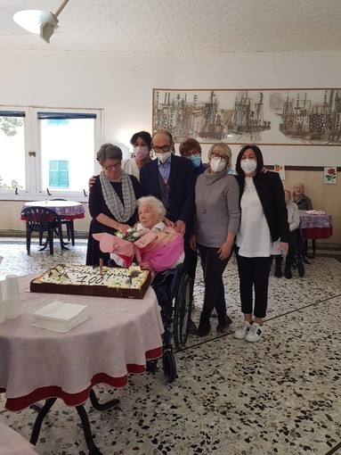 Albenga, visita del Sindaco per i centouno anni della signora Manicardi Albenga, visita del Sindaco per i centouno anni della signora Manicardi