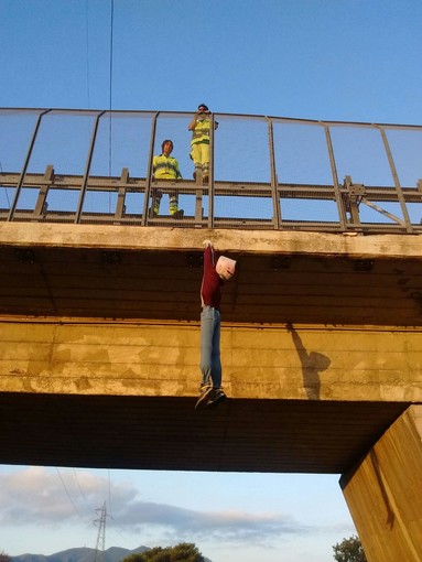 Albenga: individuato il Joker ecco le immagini del fantoccio in autostrada Albenga: individuato il Joker ecco le immagini del fantoccio in autostrada