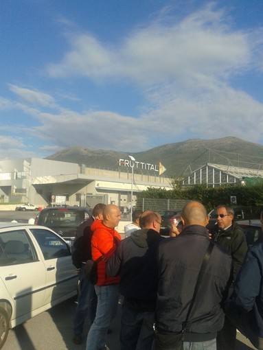 Confronto tra lavoratori Piaggio e Fruttital durante il presidio di oggi Confronto tra lavoratori Piaggio e Fruttital durante il presidio di oggi