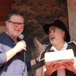 Fabio Fazio riceve il Premio Simpatia e il mantello dei Cavalieri del Raschera
