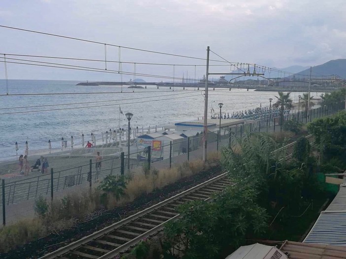 Golden Retriever trovato in fin di vita sui binari di Pietra Ligure: vani i tentativi di soccorso