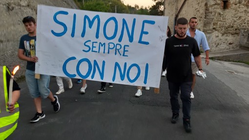 "Sempre con noi", in 300 alla fiaccolata per ricordare Simone Ziporri. Funerali rimandati