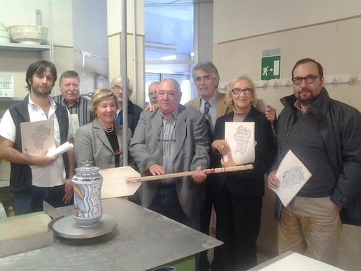 da sin. Enrico Frumento, Vilder Vanz, Lea Gobbi, Giulio Carlini, Marcello Mannuzza, Nanni Basso, Ernesto Canepa, responsabili delle Associazioni che partecipano all'Ats; Giovanna Rolandi e Salvatore Clemente, rappresentanti dell'Amministrazione comunale di Albisola Superiore; in primo piano "u vascellu" a forma di remo, da cui l'Ats che gestisce la Scuola di ceramica prende il nome da sin. Enrico Frumento, Vilder Vanz, Lea Gobbi, Giulio Carlini, Marcello Mannuzza, Nanni Basso, Ernesto Canepa, responsabili delle Associazioni che partecipano all'Ats; Giovanna Rolandi e Salvatore Clemente, rappresentanti dell'Amministrazione comunale di Albisola Superiore; in primo piano "u vascellu" a forma di remo, da cui l'Ats che gestisce la Scuola di ceramica prende il nome